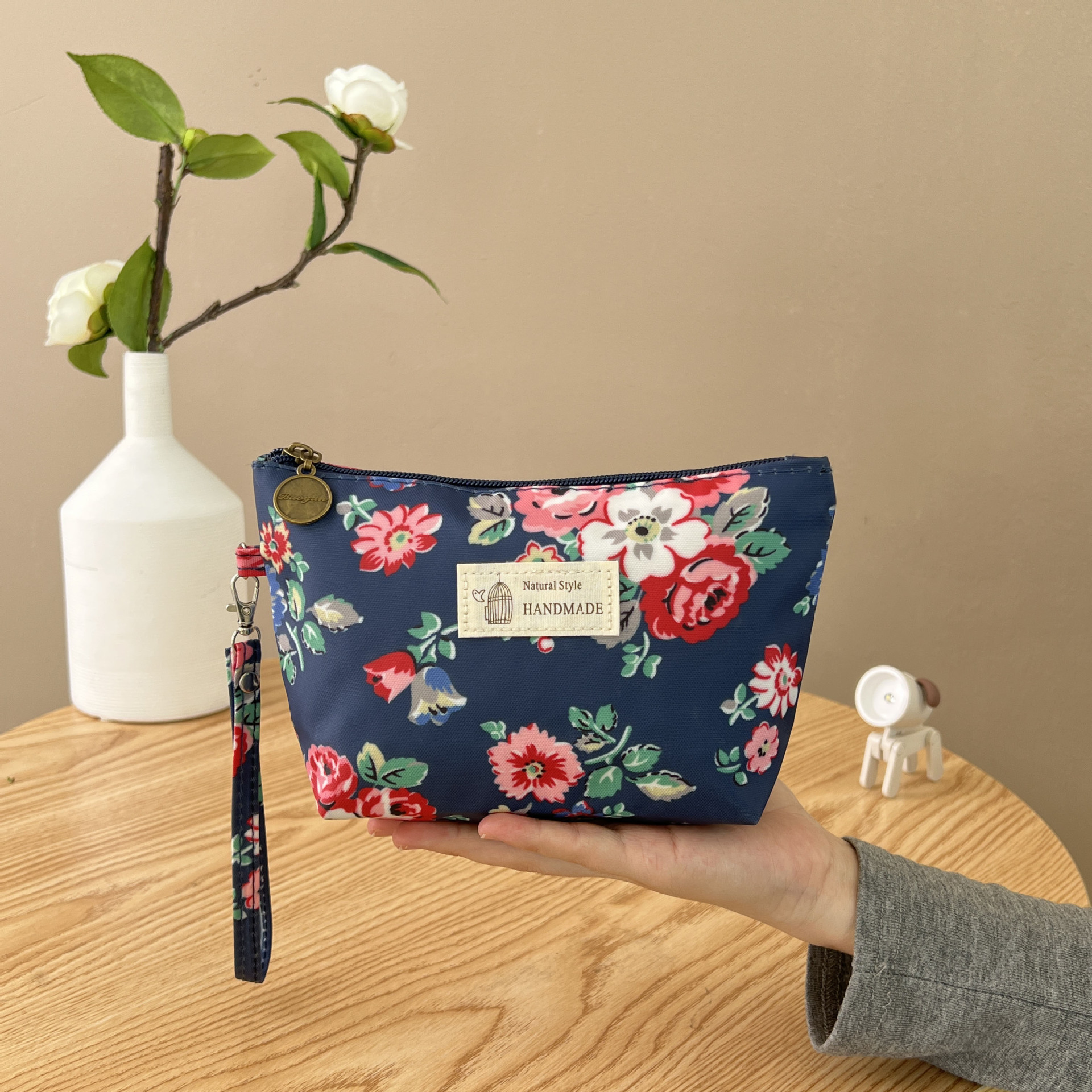 Factory direct sales waterproof fabric cosmetic storage bags with printed patterns for ladies to carry together waterproof travel toiletries details Picture