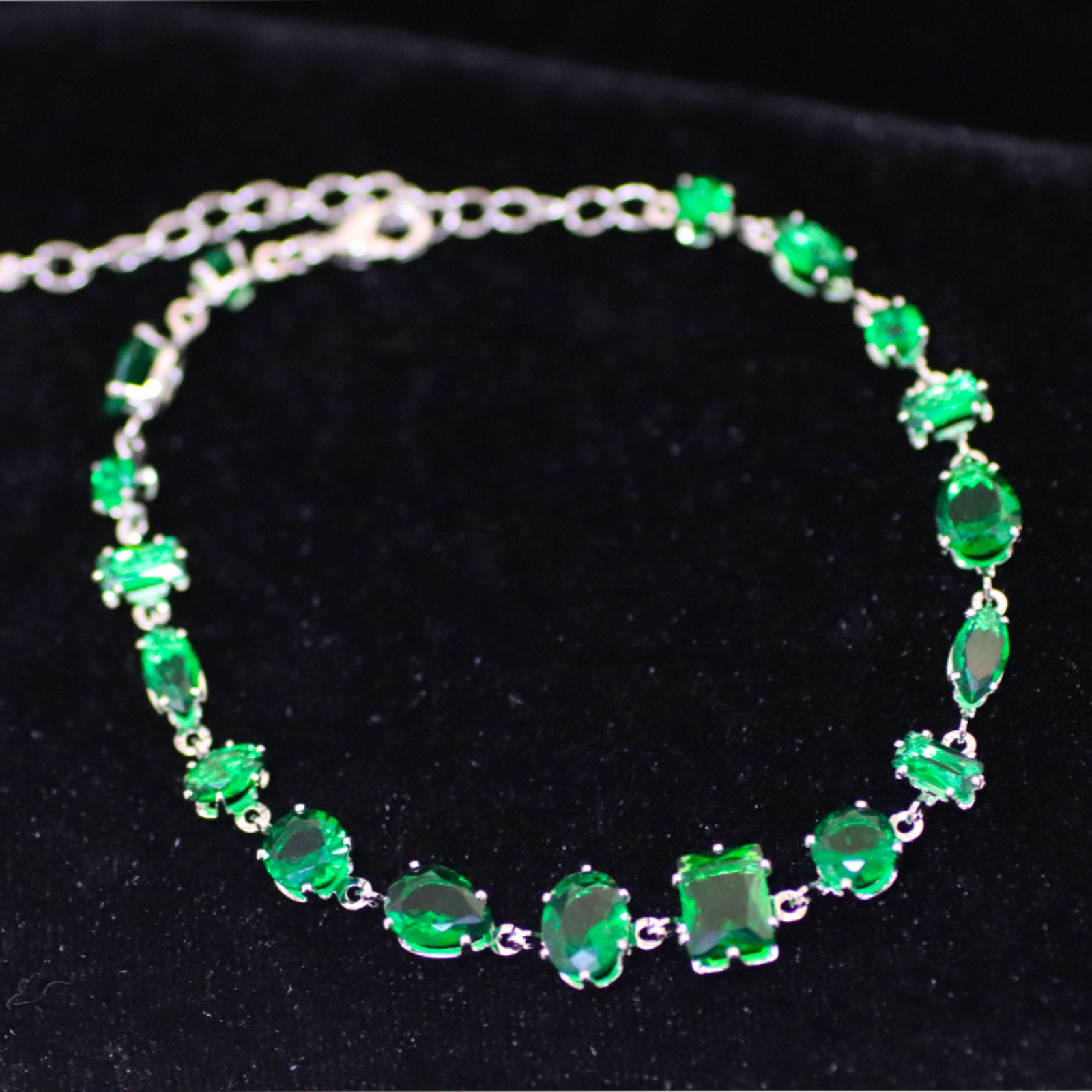 This light luxury forest-themed, fresh geometric green zircon bracelet exudes a niche and sophisticated sophistication, making it a versatile accessory Application Scenario