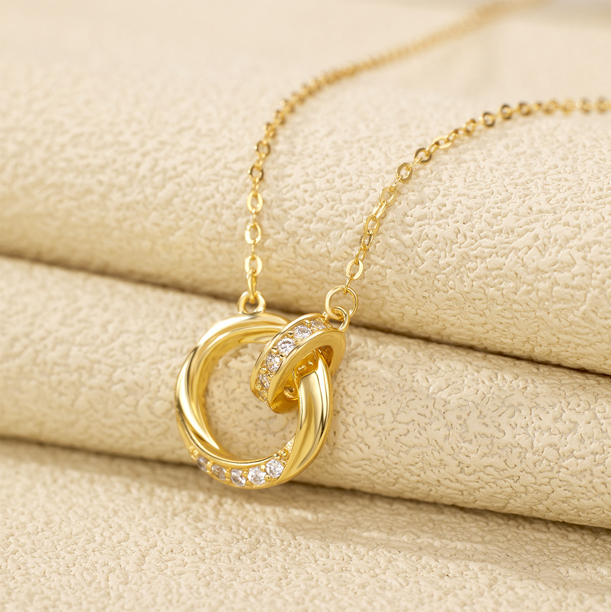 S925 pure silver light luxury Mobius strip collarbone chain, interlocking links, high-end design sense necklace, women's factory wholesale Application Scenario