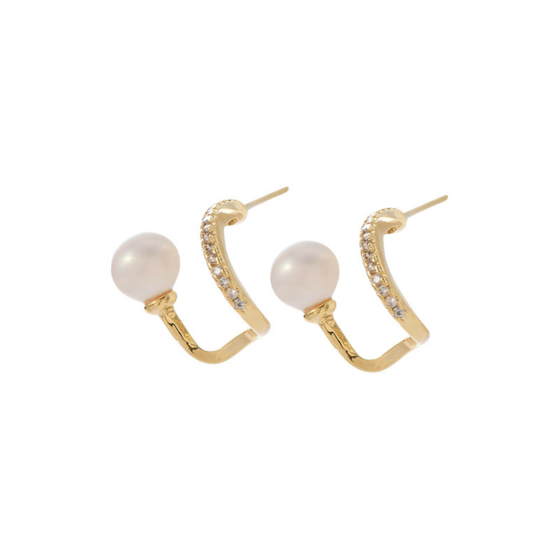 The design sense of the niche pearl stud earrings is simple and elegant for women. It is a versatile and fashionable earring accessory for commuting Item Picture