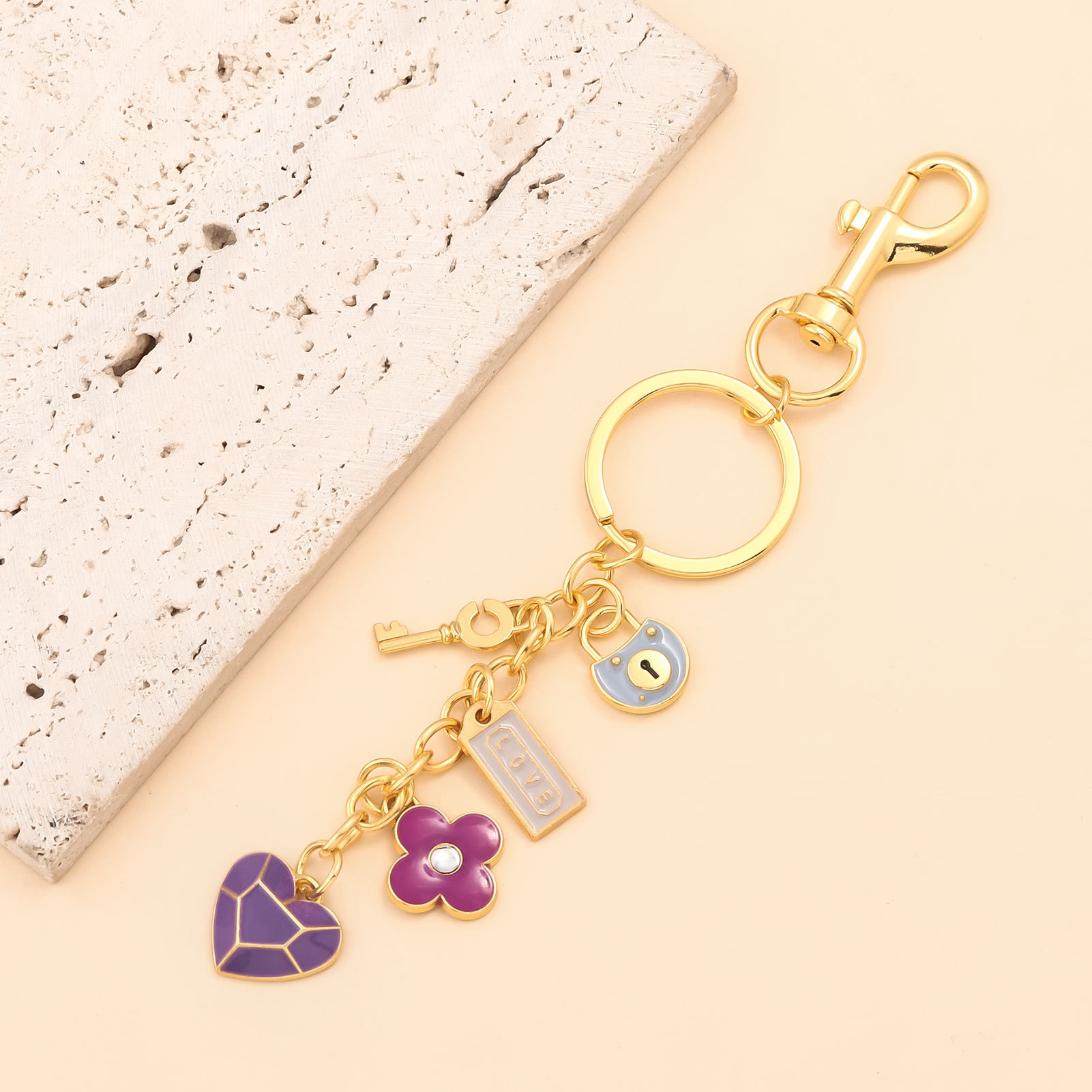 新款跨境时尚情人节情侣爱心钥匙扣 金属爱心锁钥匙花朵挂件批发细节图