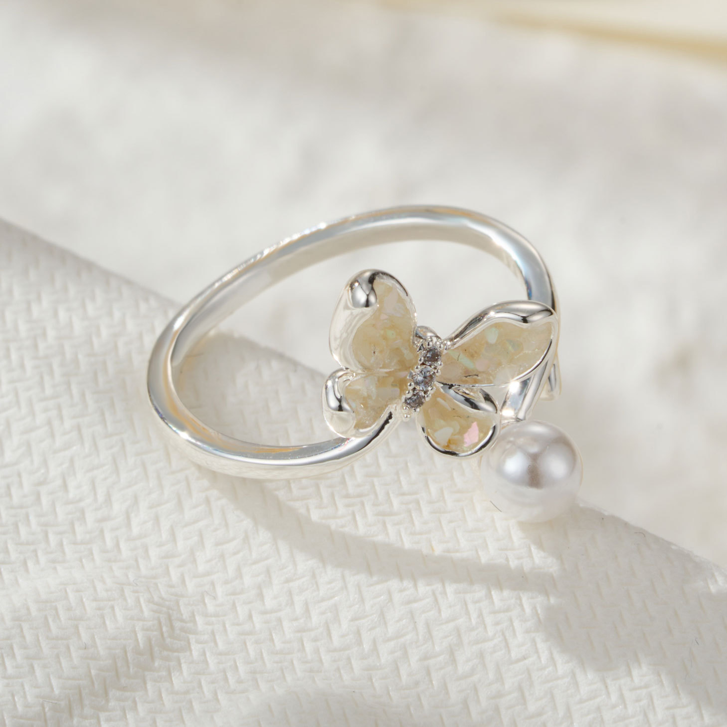 This is a new, delicate and adjustable ring with a light luxury and high-end feel, featuring a unique, gentle and energetic style Application Scenario