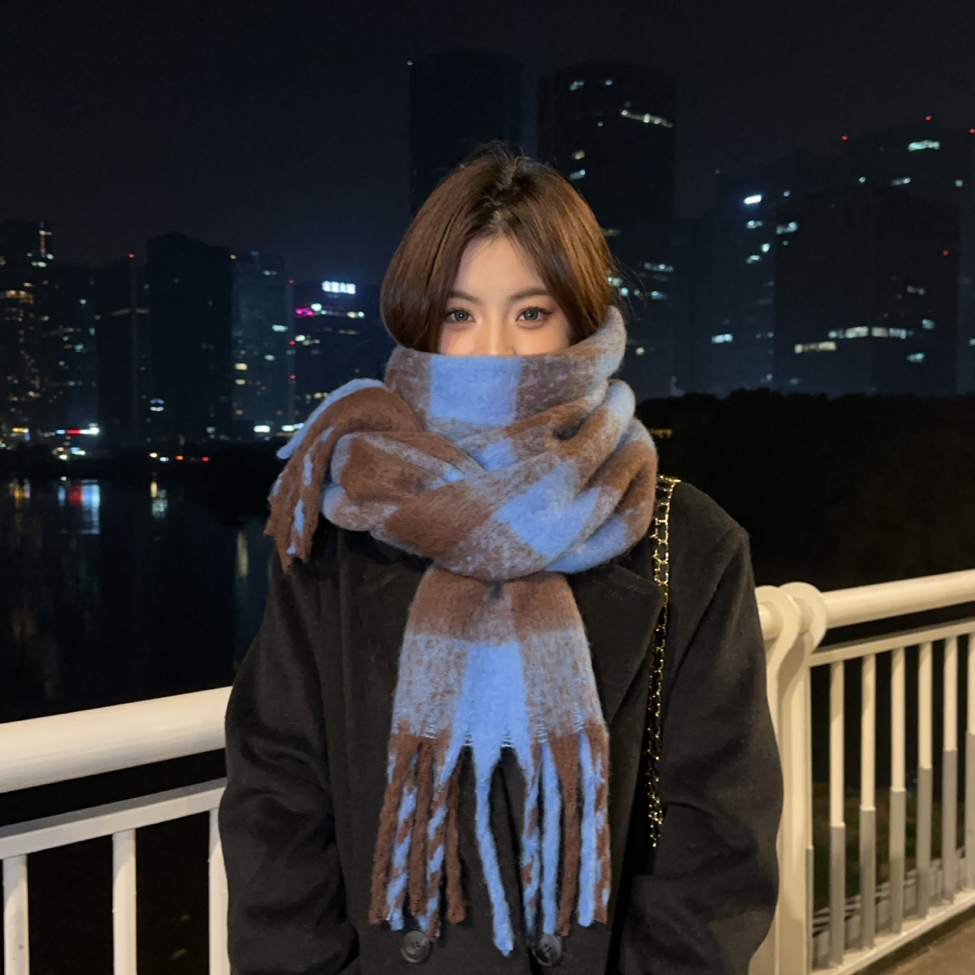 A new Korean-style checkered shawl for women's winter students, thickened and warm long plush scarf, men's trendy street stall wholesale details Picture