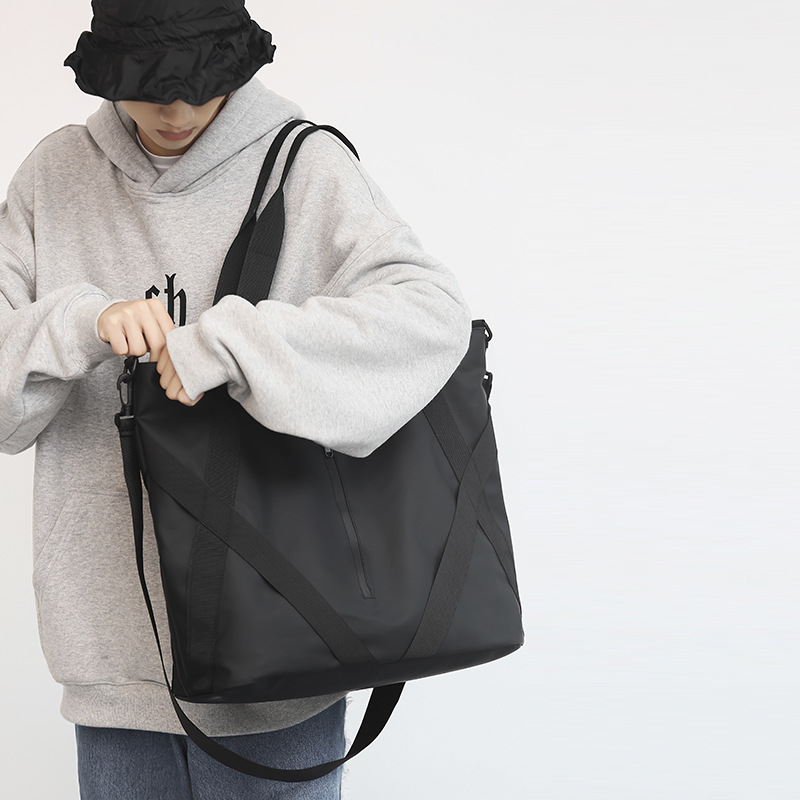 大容量女托特包时尚学生个性嘻哈运动健身包潮牌手提包男士斜挎包 大容量女托特包时尚学生个性嘻哈运动健身包潮牌手提包男士斜挎