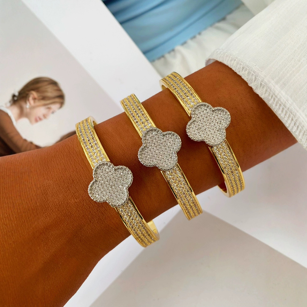 The new cross-border Amazon four-leaf clover C-shaped two-color electroplated ring and bracelet set is a fashionable and high-end accessory full figure