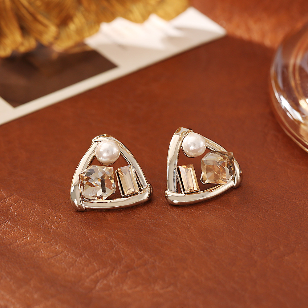 Brillante cristal zirconia perla triangular pendientes moda sentido de alto nivel simple y versátil orejeras accesorios de diseño popular Application Scenario