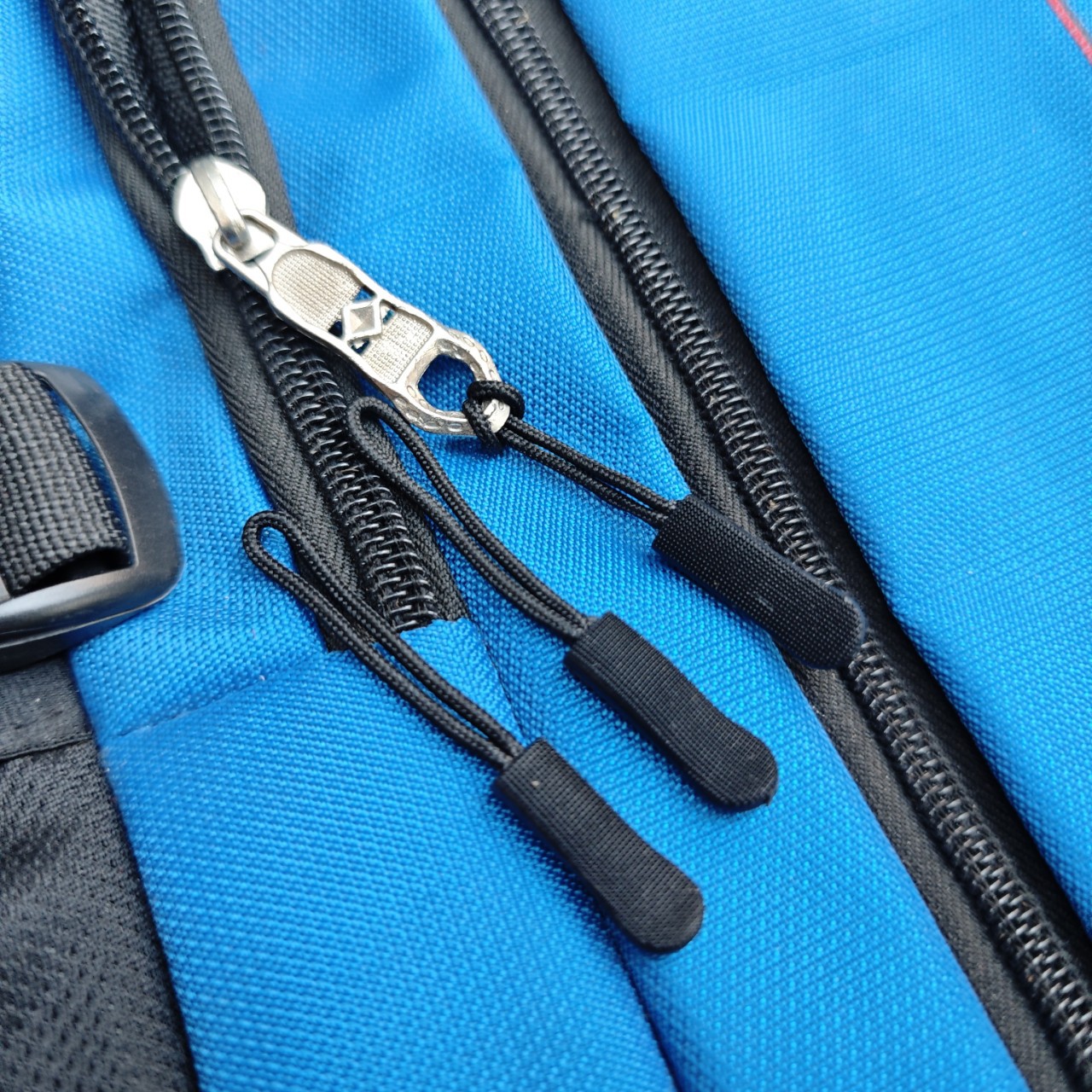 蓝色电动行李箱旅行箱大容量拉链细节耐用防摔箱体