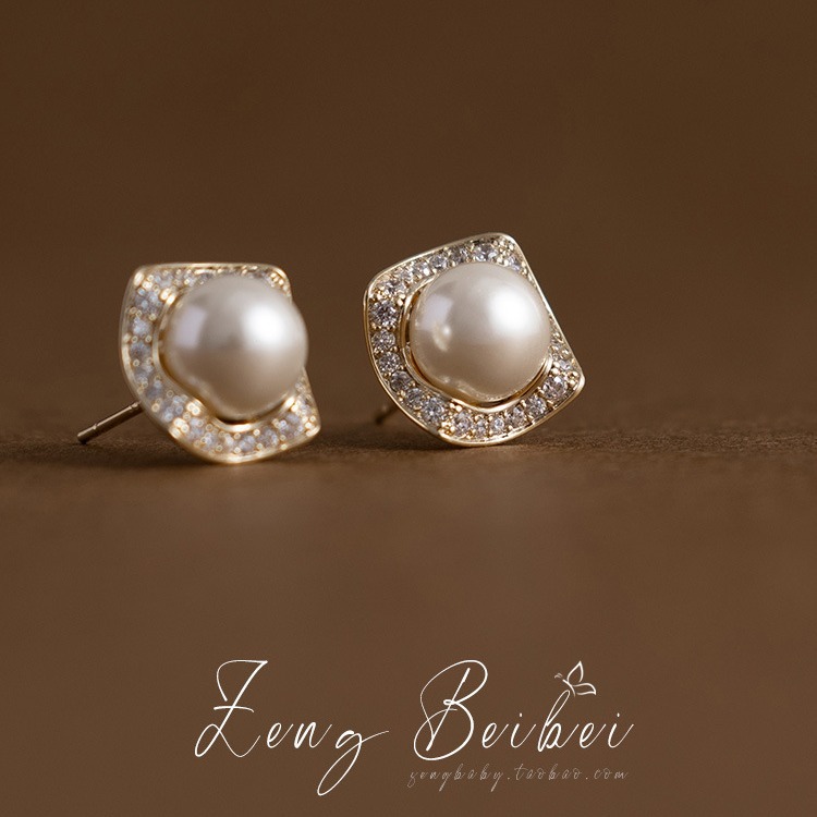 "Thousand Gold Charm ~ French simple yet high-end imitation pearl earrings, retro court-style stud earrings, fairy-like commuting earrings. details Picture