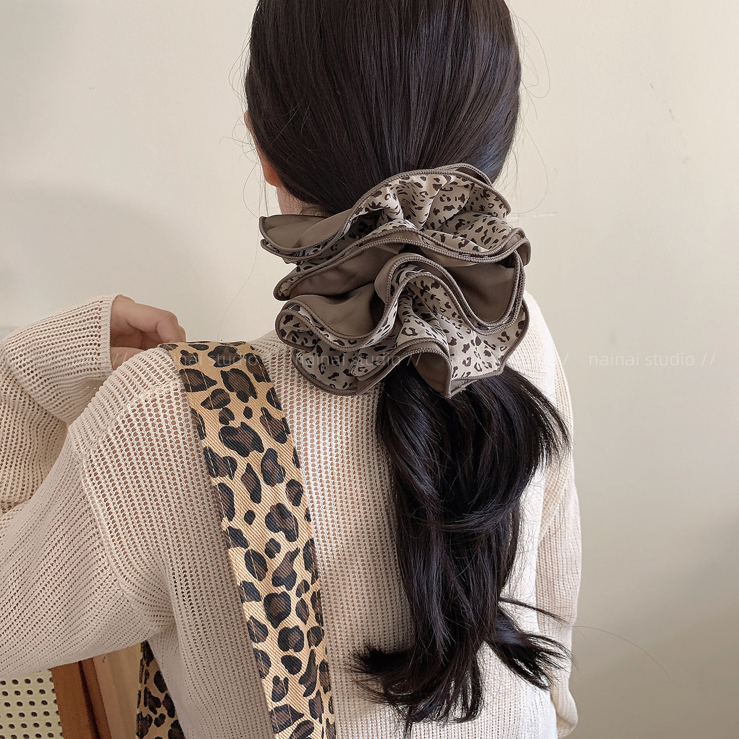 Four-layer leopard print hair band, a trendy Korean hair accessory with a high-end feel. Black and white pleated cloud large intestine hair band and elastic band