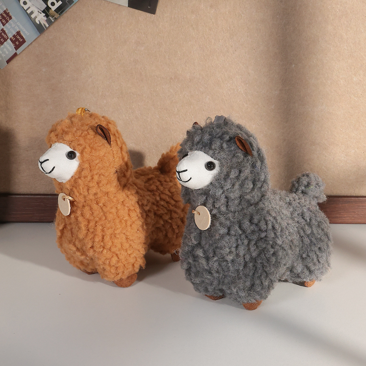 Cross-border alpaca wool keychain, schoolbag, ground promotion, practical small gift pendant, wedding throw small gift, high-end feel Specification image