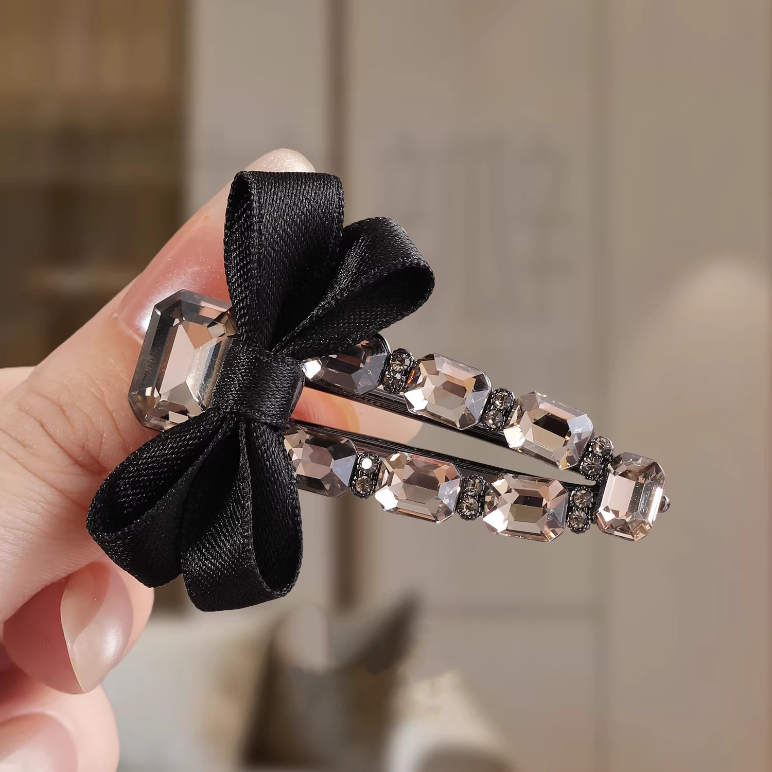 Korean-style crystal bow side clip, high-end and light luxury hair clip, French retro style headwear Application Scenario