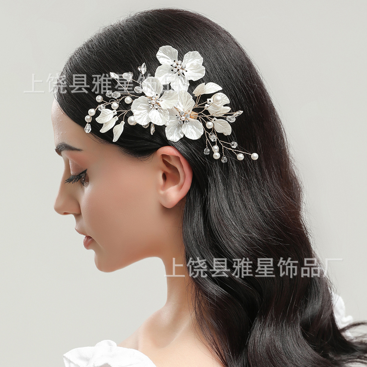Artificial flower headwear, white shell petal handcrafted pearl crystal hair clip headwear, bride-shaped updo hair side clip