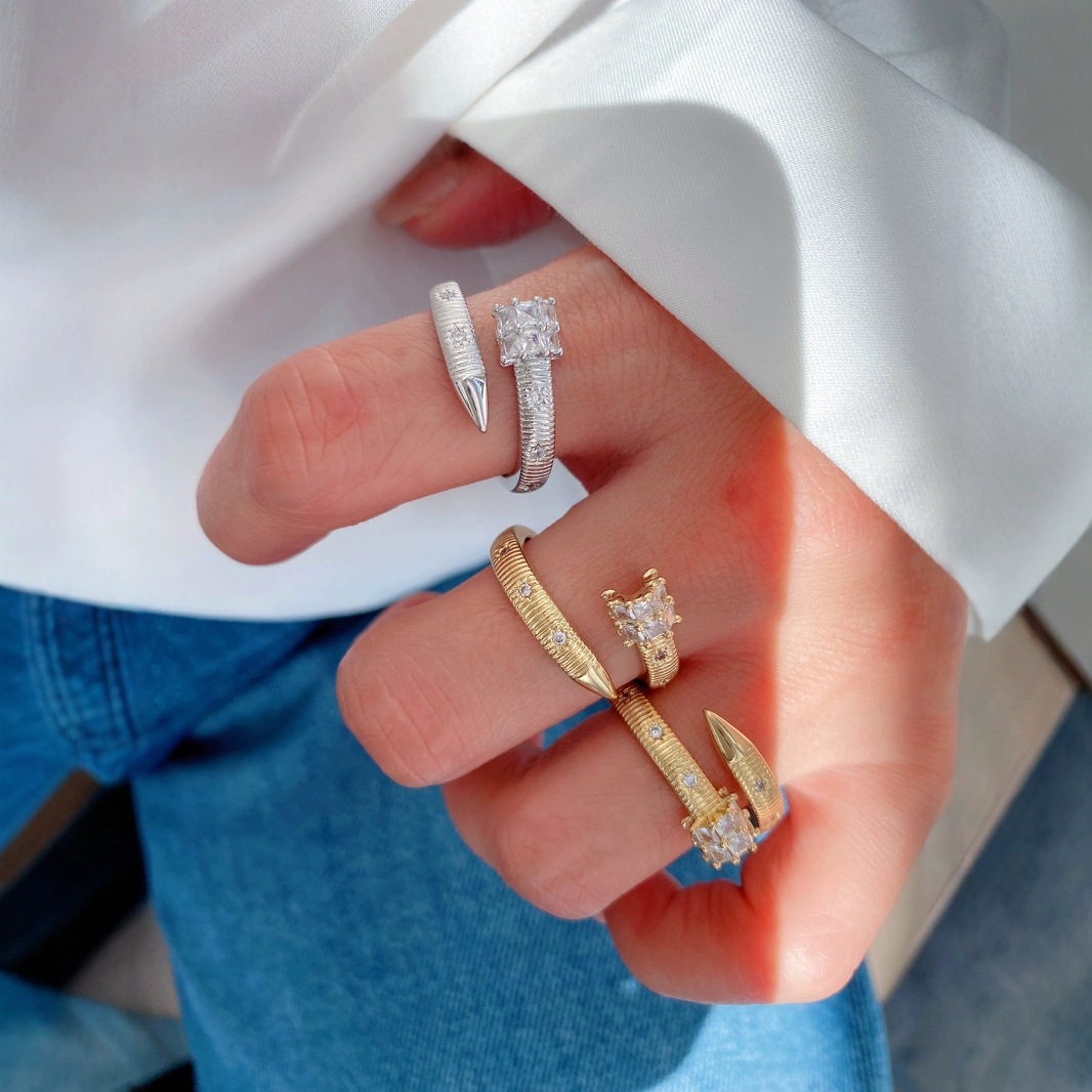 Court style retro brushed bracelet ring, niche light luxury high-end bracelet, gold 瓖 diamond buckle bracelet manufacturer Application Scenario