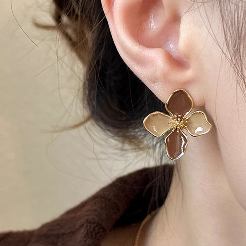 New autumn and winter Maillard ear studs with a light luxury and high-end feel, oil-dripping flower ear studs, women's retro and versatile earrings wholesale Specification image