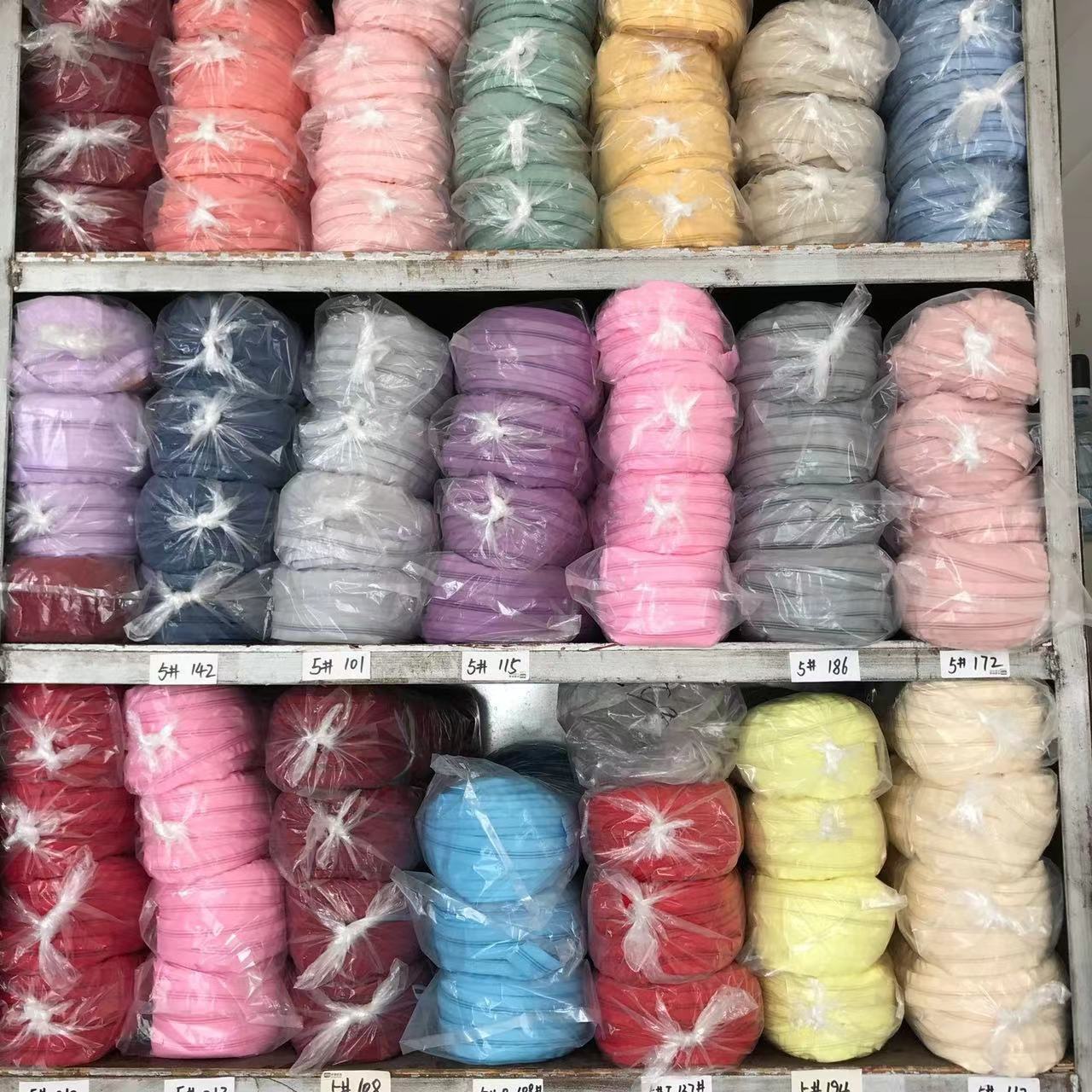 No. 3 and No. 5 zippers, black and white, colored nylon home textiles, throw pillows, bed sheets, bags, mosquito nets, universal, in stock for wholesale Application Scenario