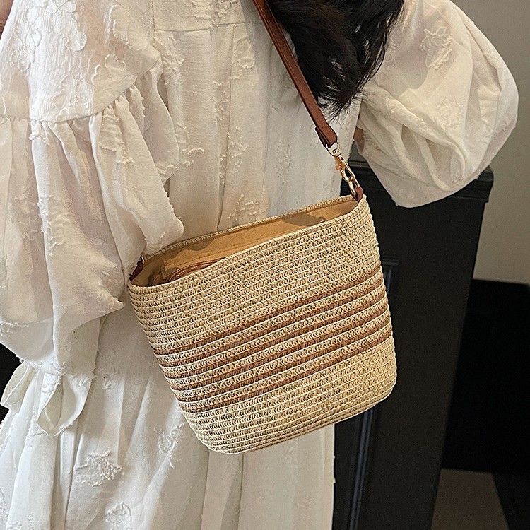 Cross border strap bag moda versátil verano nuevo diseño de nicho crossbody bucket bag strap bag tote bolso de mano tejido playa vacante strap bag