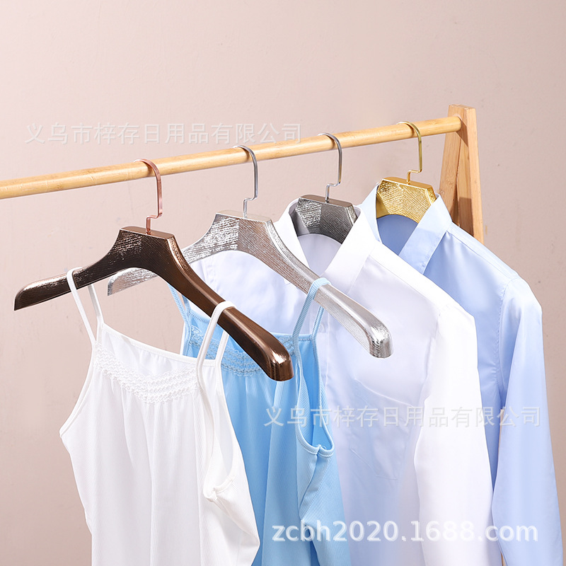 金色服装店电镀衣架镀膜塑料衣架男士宽肩展示无痕衣挂衣服撑防滑产品图