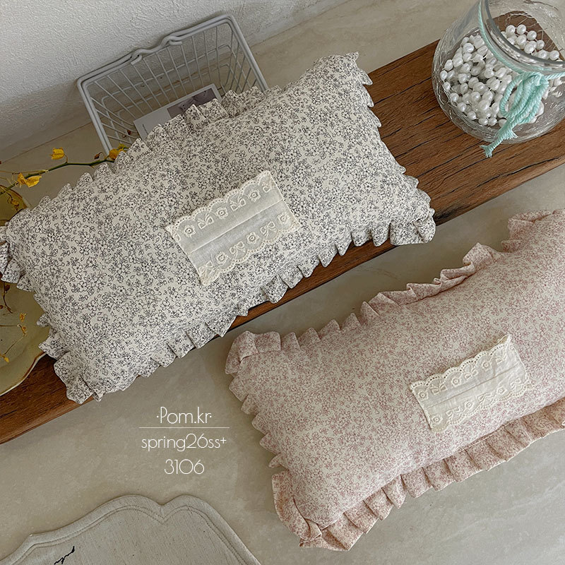 Lace lace rectangular throw pillow, throw pillow blanket shaped sofa pillowcase Application Scenario