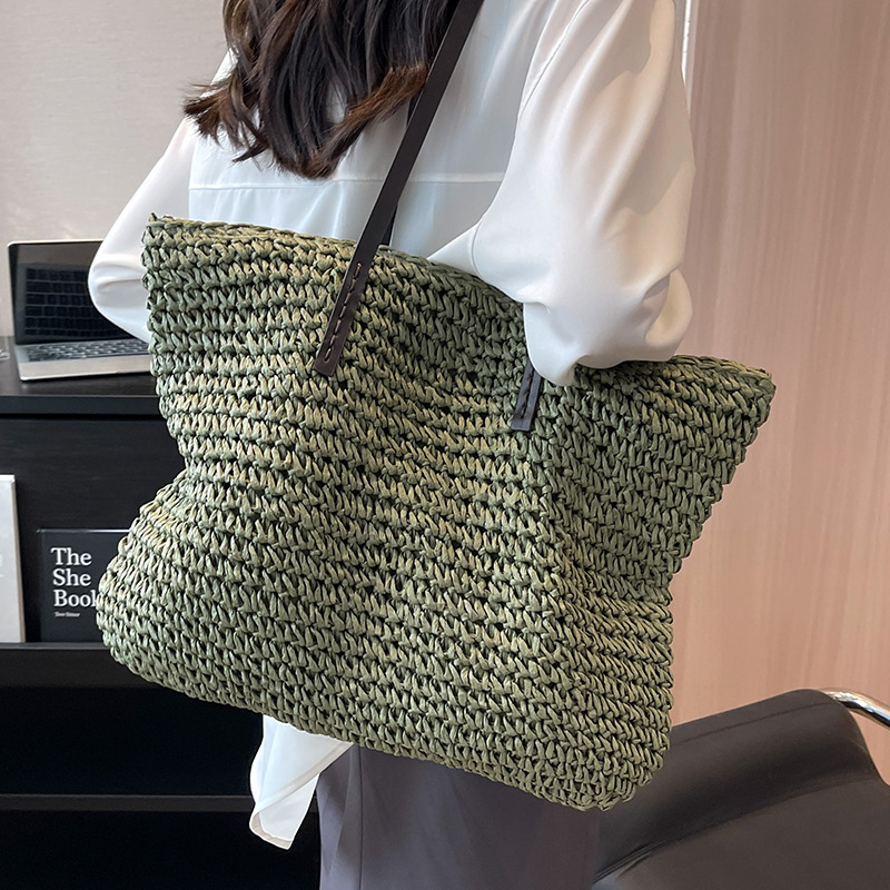 Bolso de paja transfronterizo bolso de playa bolso de hombro de gran capacidad tejido de una sola bolsa de hombro multifuncional bolso de paja de transporte urbano tote bolso de mano tejido a mano moda casual simple bolso de paja Application Scenario