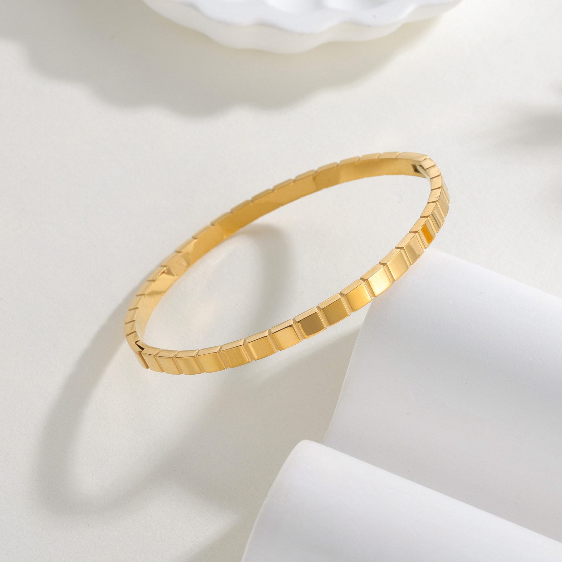 Wholesale of 4MM square, round, personalized and simple stainless steel and titanium 304 bracelets that are the same style as those of European and American Instagram influencers Application Scenario