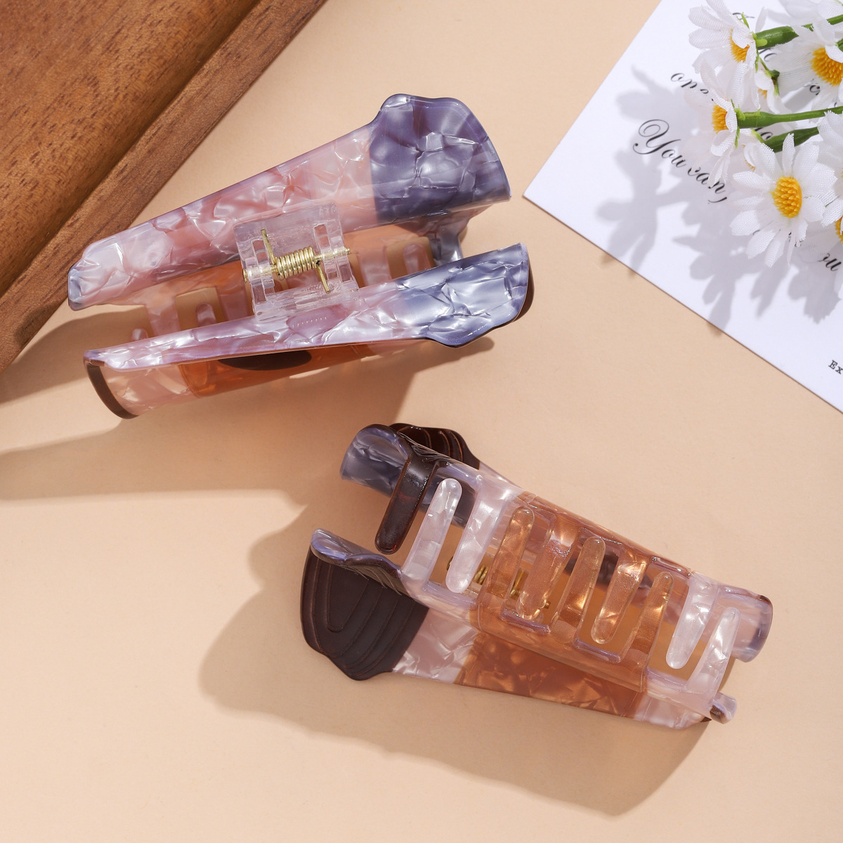 Transparent resin heart-shaped shark clip hair accessory details Picture