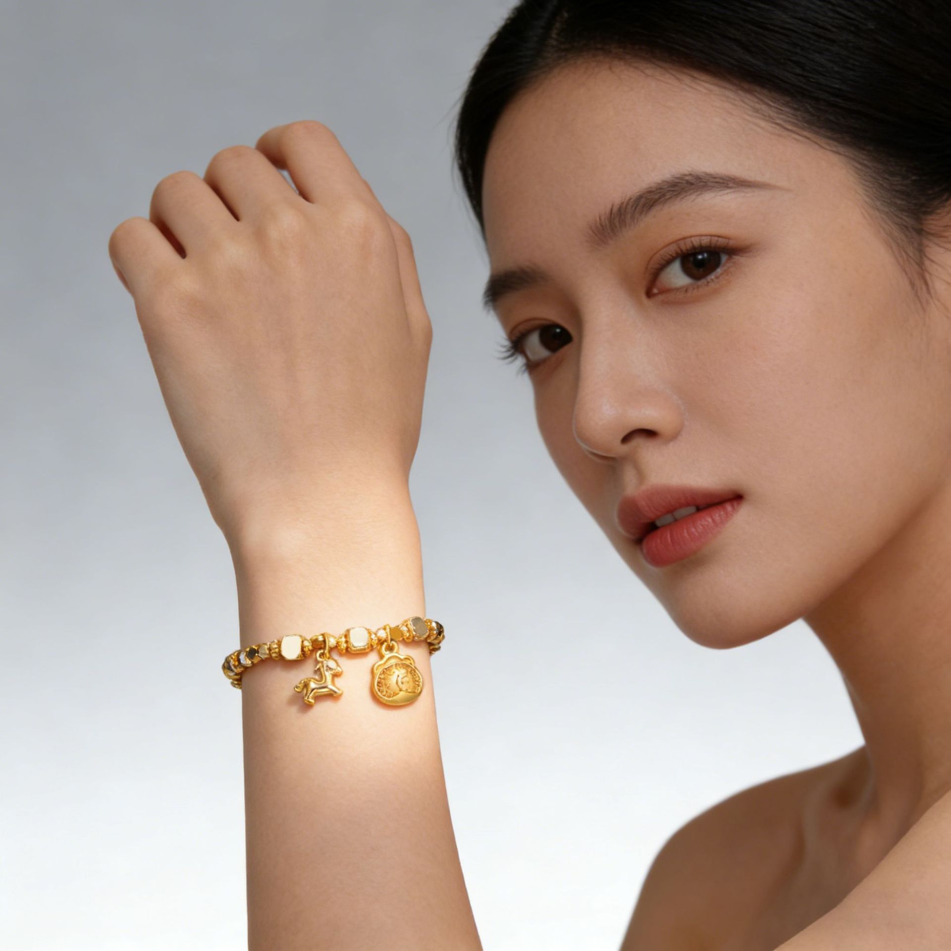 Hyacinth's traditional sand-gold lucky bag, little horse pendant bracelet, female Douyin bestseller, 2026 new trendy and high-end accessory details Picture