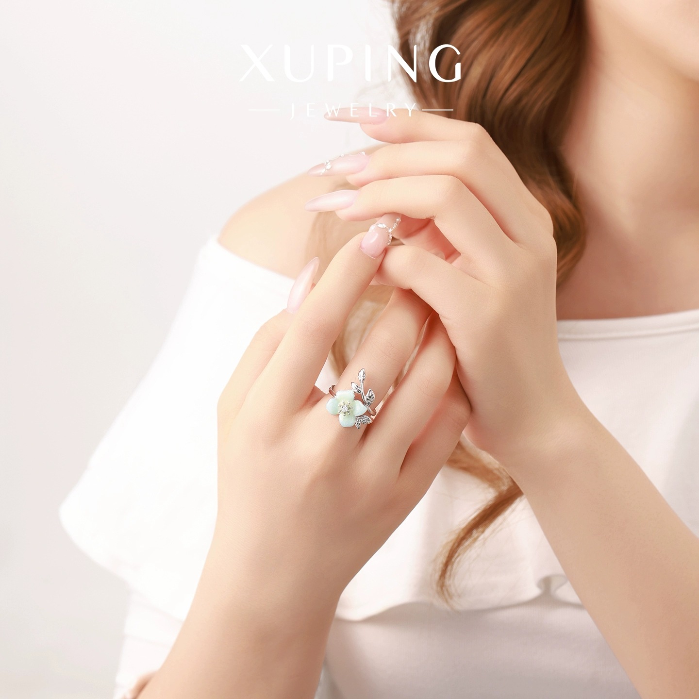 Xuping Fashion Oil Drip Series Four-leaf Flower texture leaf Ring, simple and easy to match, gentle style autumn and winter ring wholesale Application Scenario