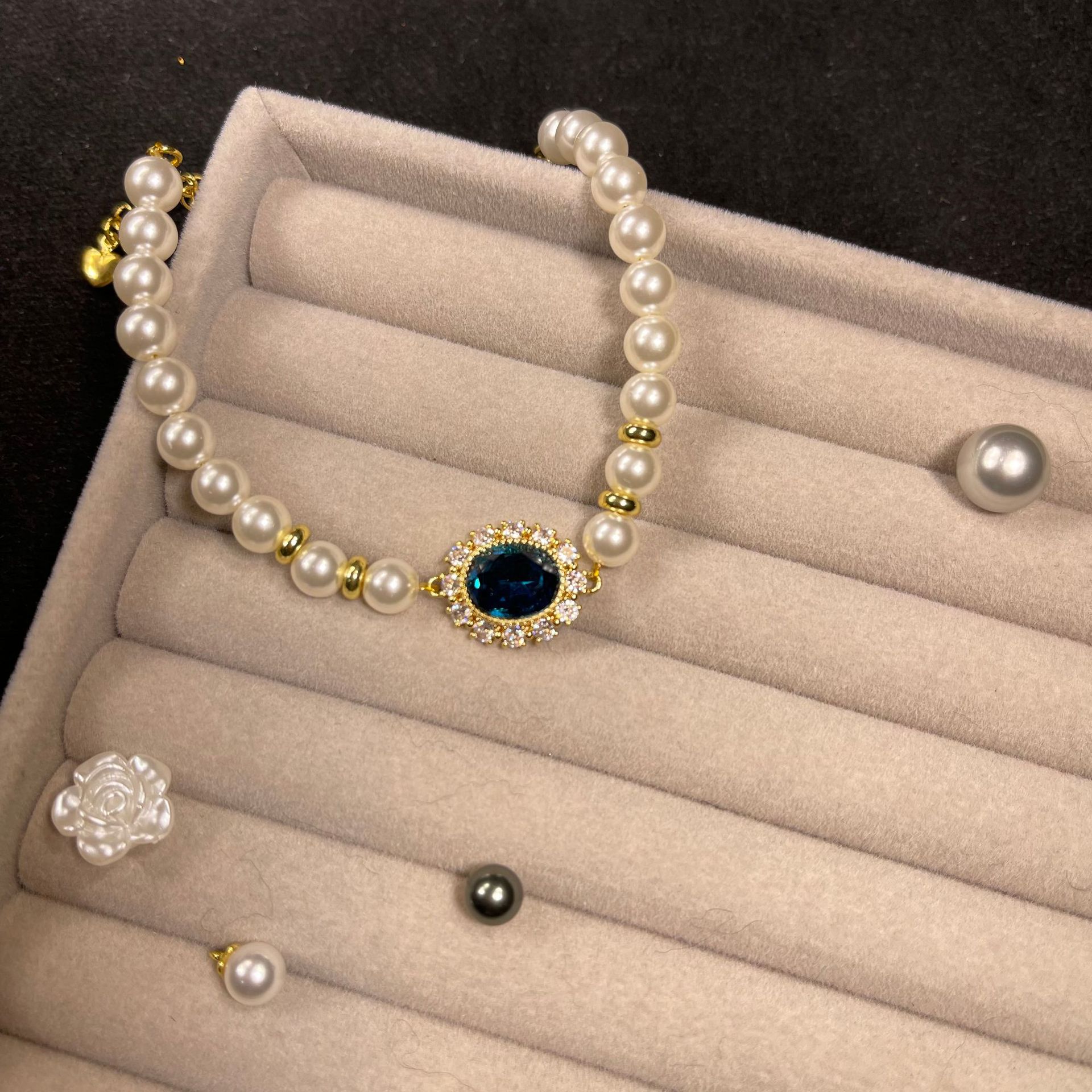 Aquamarine pearl bracelet, a retro jewelry from the Shi family, is a classic and versatile gift for women, featuring elegant and retro pearls Application Scenario