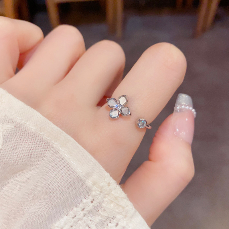 Wholesale of niche, stylish and simple shell four-leaf flower open rings for women, with a unique, light luxury and distinctive design sense