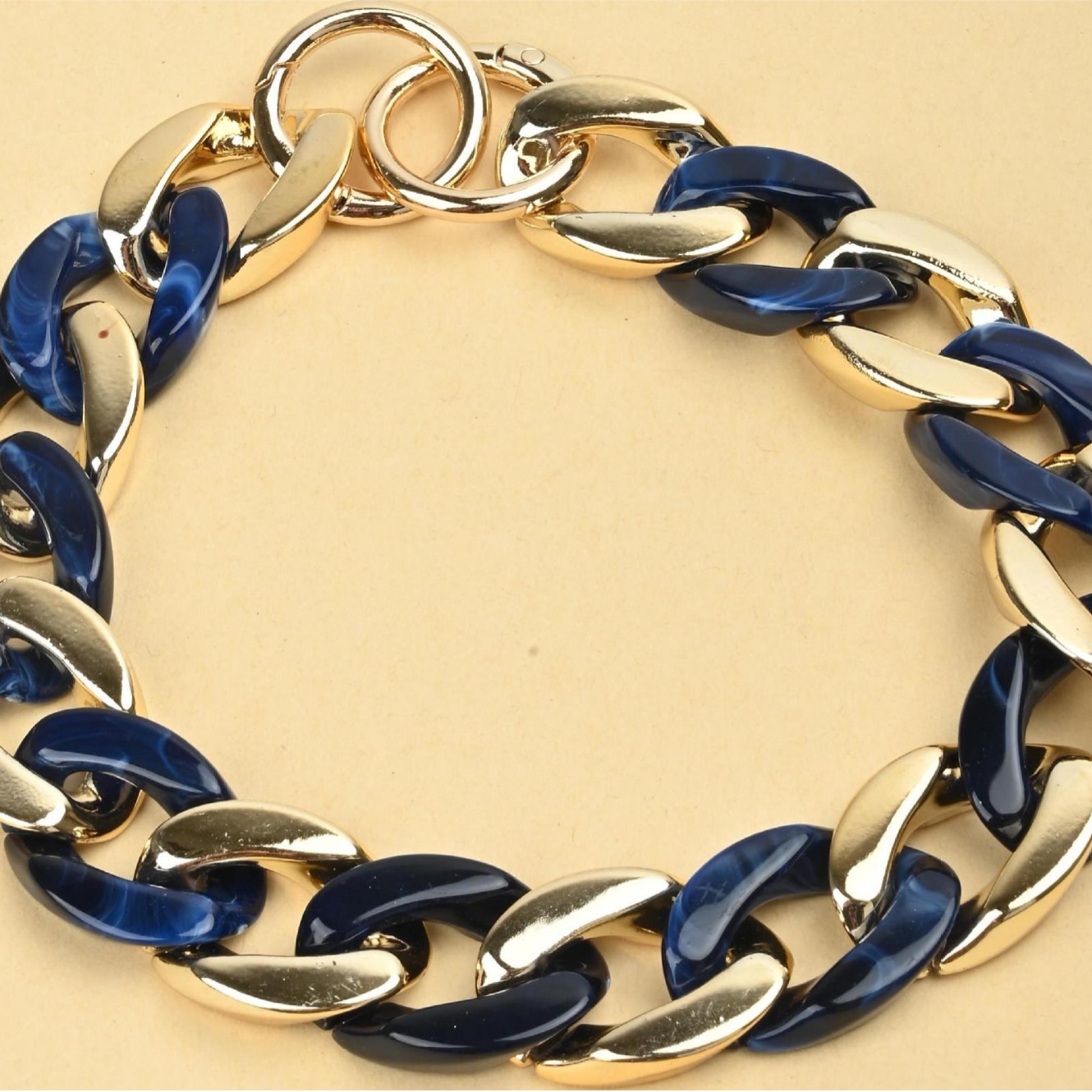 Fashionable metal color-blocking acrylic mobile phone pendant chain, mobile phone chain, ladies' wrist strap, mobile phone chain, bag chain, direct supply from the manufacturer Application Scenario