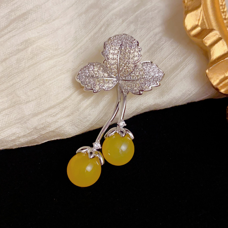 French-style exquisite, fashionable and retro brooch, slightly inlaid with zirconium leaves and yellow agate tassels, unique and distinctive design sense details Picture