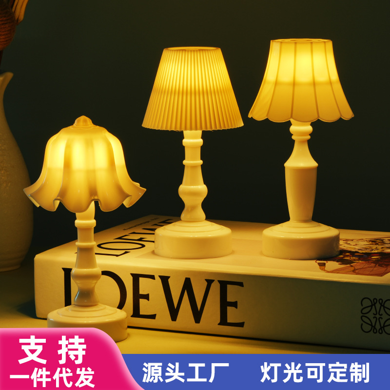 Cross-border European-style fine-textured small table lamp, retro LED night light, small palace lamp, bedside and bedroom decorative items, ambient light