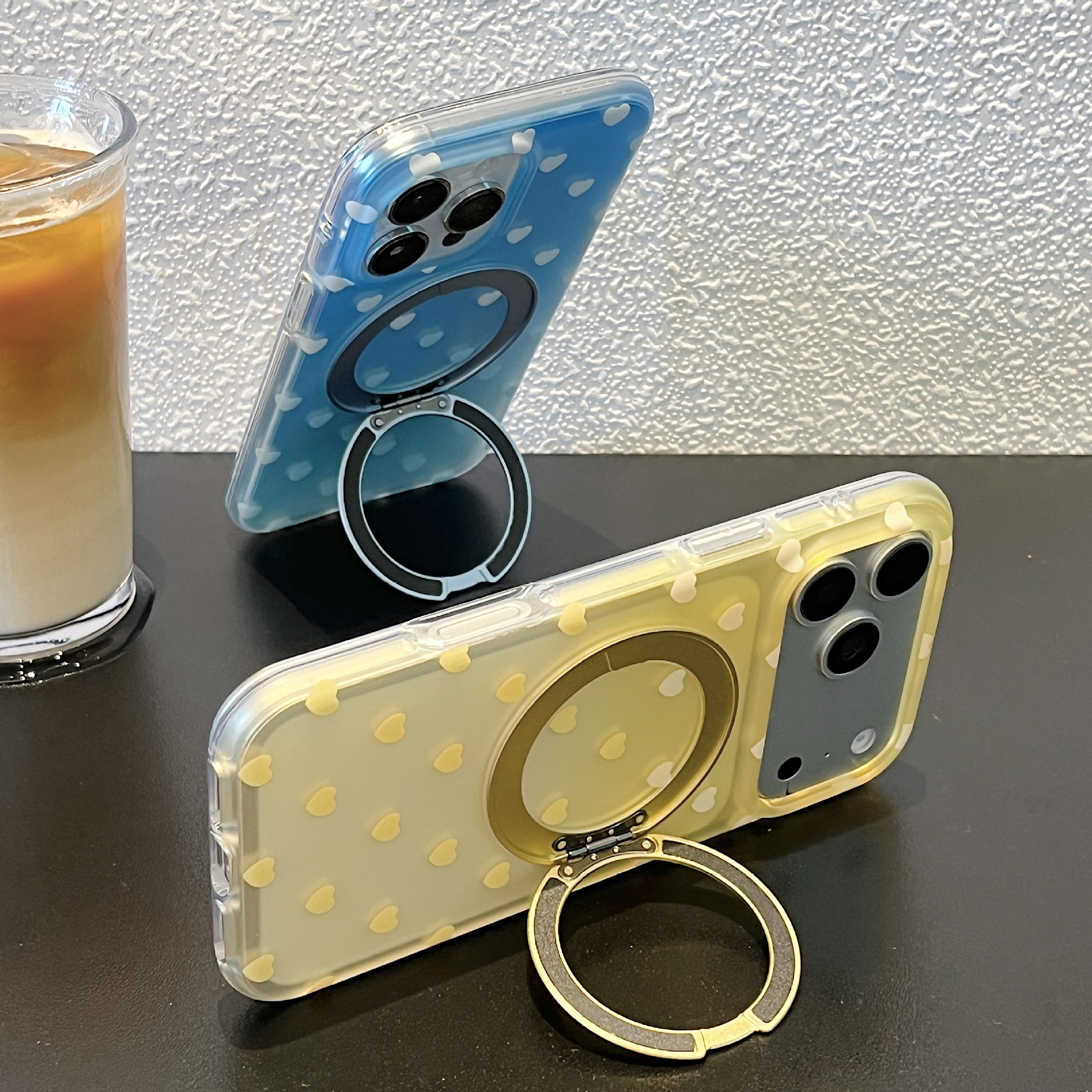 ins Korean-style 360-degree rotating stand with a gradient heart shape, suitable for iphone17promax and iPhone 16 phone cases with a matte texture Application Scenario