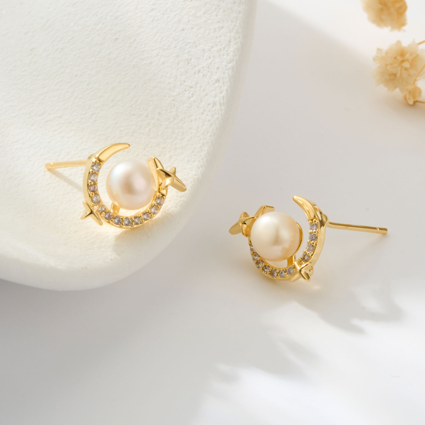 Dreamy and light luxury star and moon earrings, copper alloy, real gold electroplated, slightly inlaid zircon freshwater pearls, 925 silver needle women's earrings
