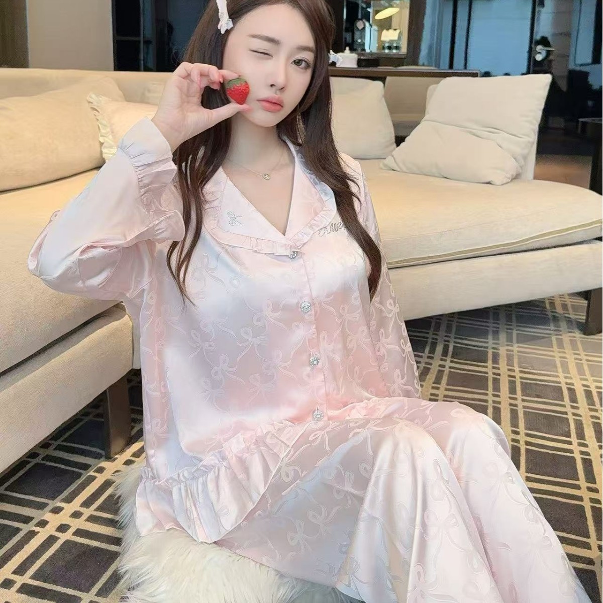 The new jacquard ice silk pajamas for autumn, long-sleeved and long-pants, with rhinestones and lace edges, are sweet and sophisticated Specification image