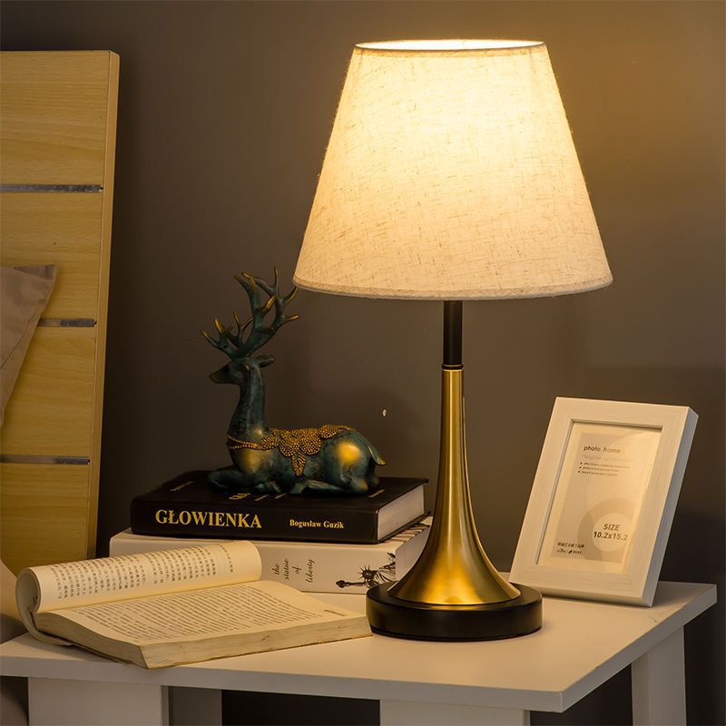 Desk lamp, bedroom bedside lamp, ins girl's warm desk lamp, creative Northern European bedside table, hotel and homestay simple style