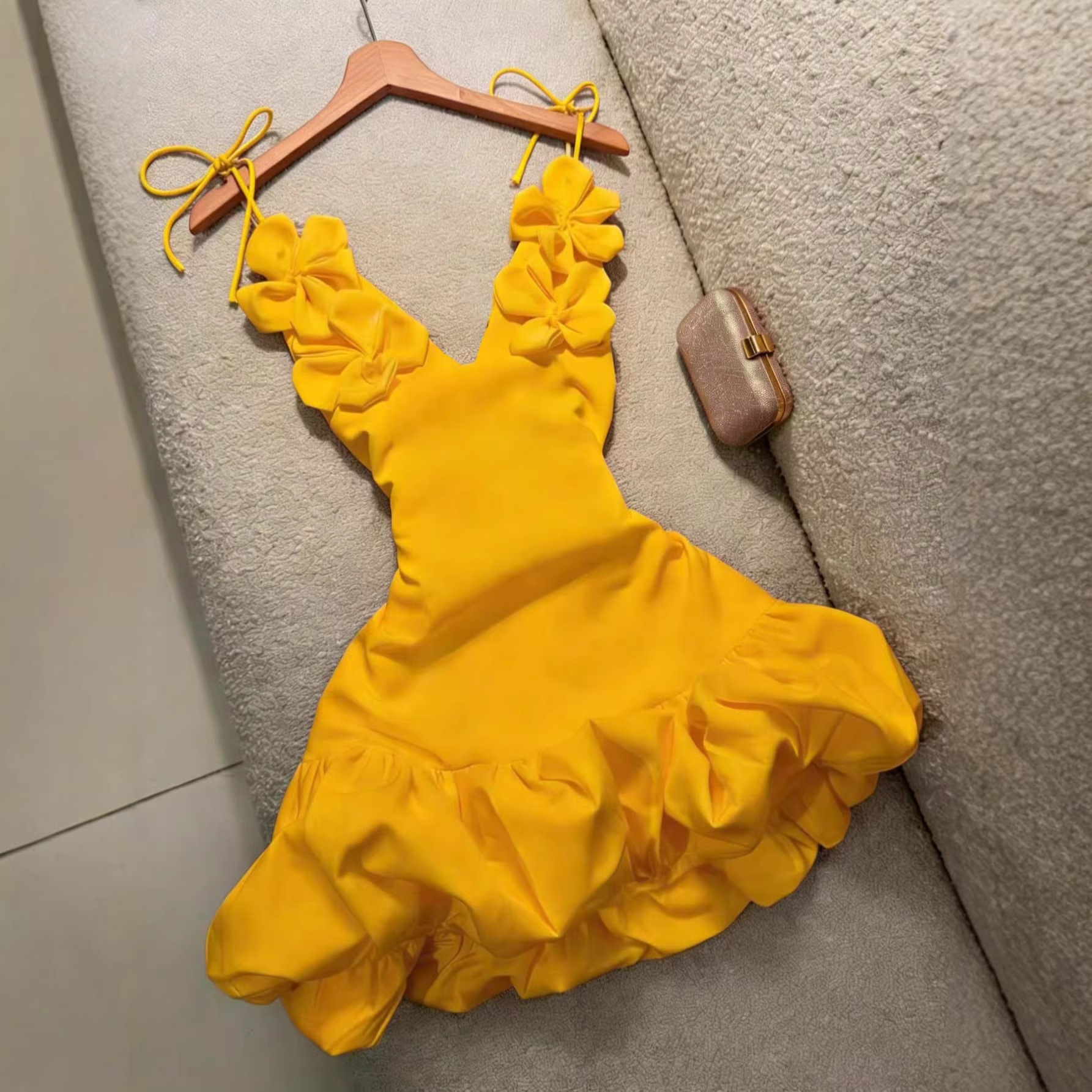 Cross-border foreign trade women's clothing Valentine's Day party, gathering and evening dress, sexy flower bud flower halter vacation dress details Picture