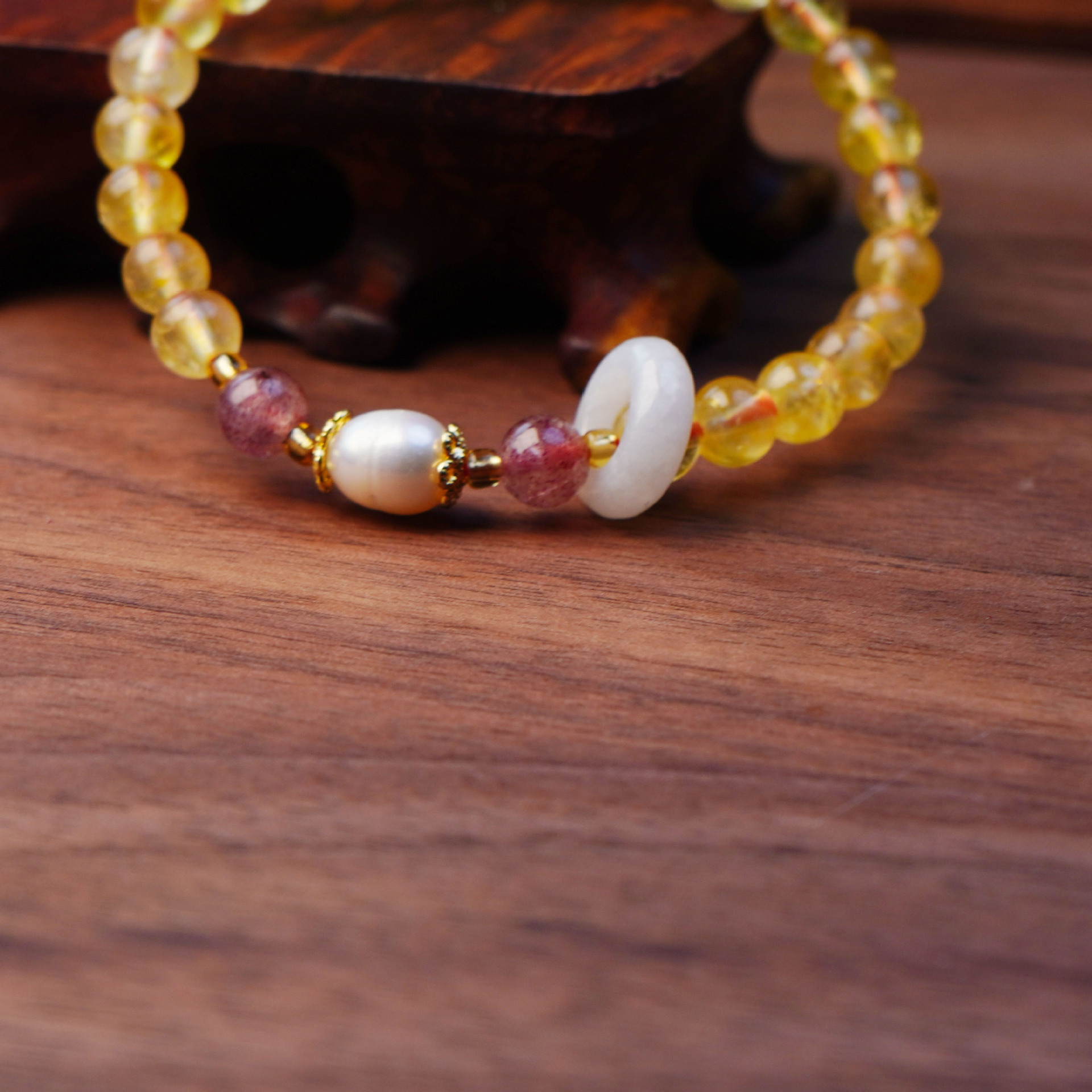 New gold and yellow crystal beaded bracelet, peace buckle, running ring, pearl handcrafted bracelet, a high-end accessory for girls Application Scenario