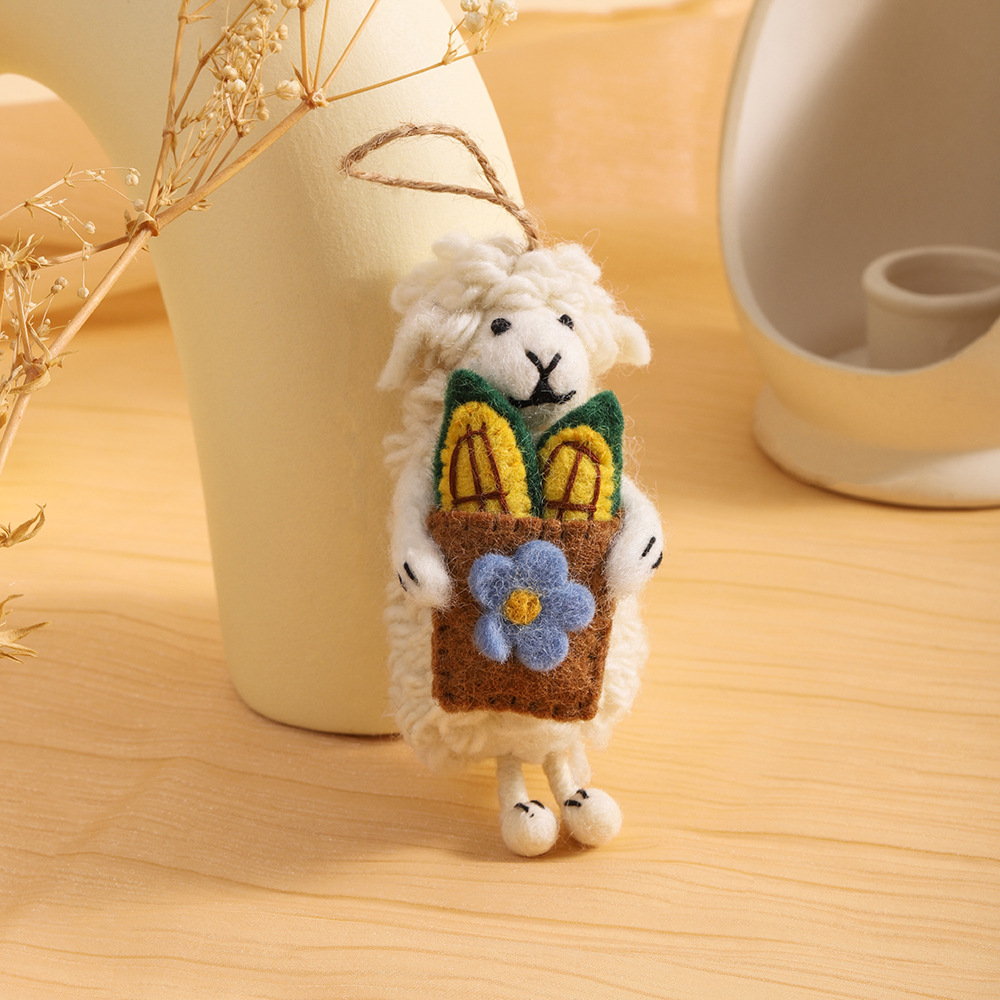 Ms. Yang's handcrafted wool felt pendants feature a high aesthetic level, three-dimensional little sheep doll pendants, and are niche bag pendants Application Scenario