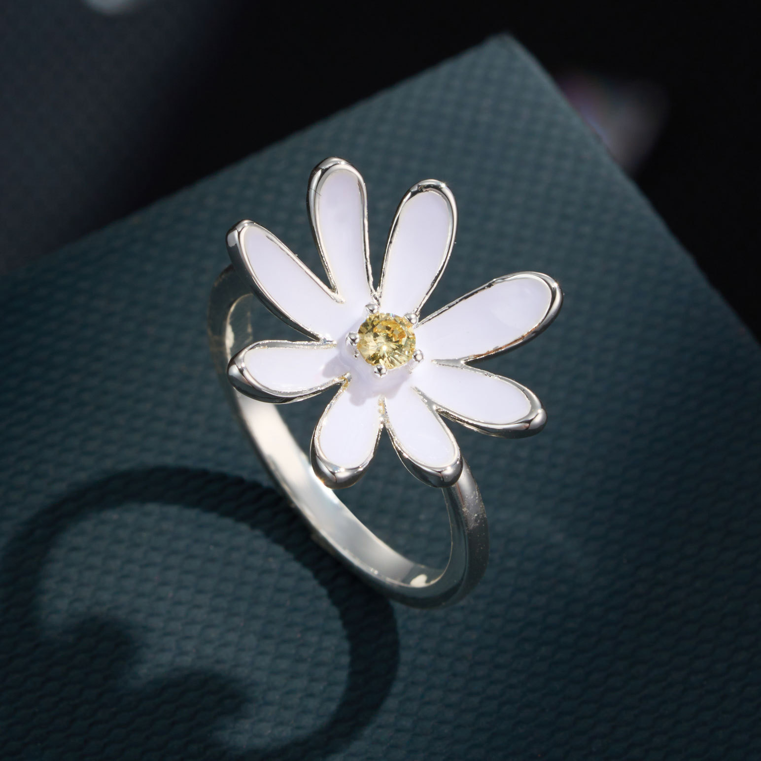 Francés fresco pequeña margarita anillo abierto nicho diseño blanco goteo flor todos los días versátil anillo ajustable
