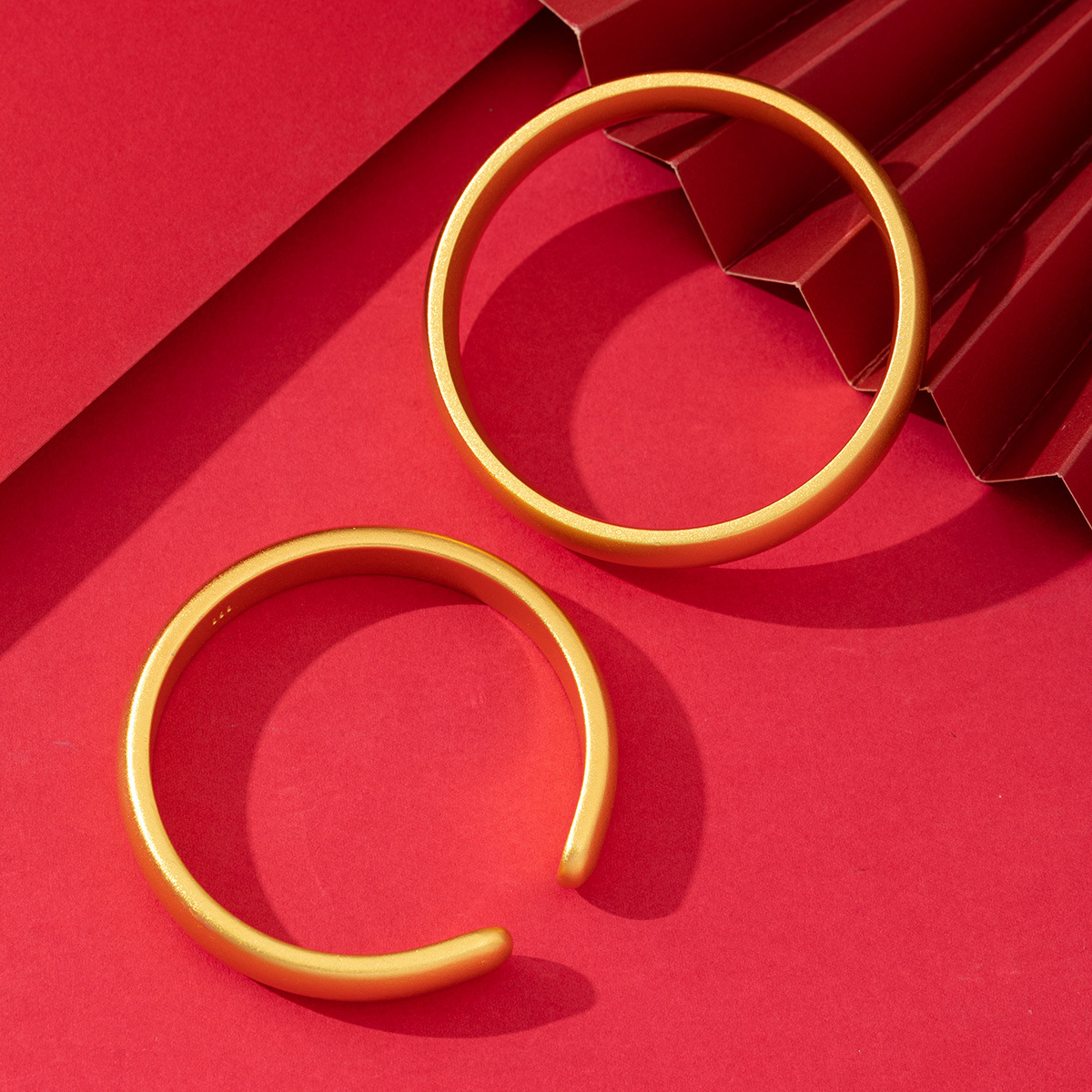 Wholesale of the same style as the gold store, ancient sand gold exquisite craftsmanship, versatile plain ring tire bracelet, copper gold-plated loach back wide face bracelet details Picture