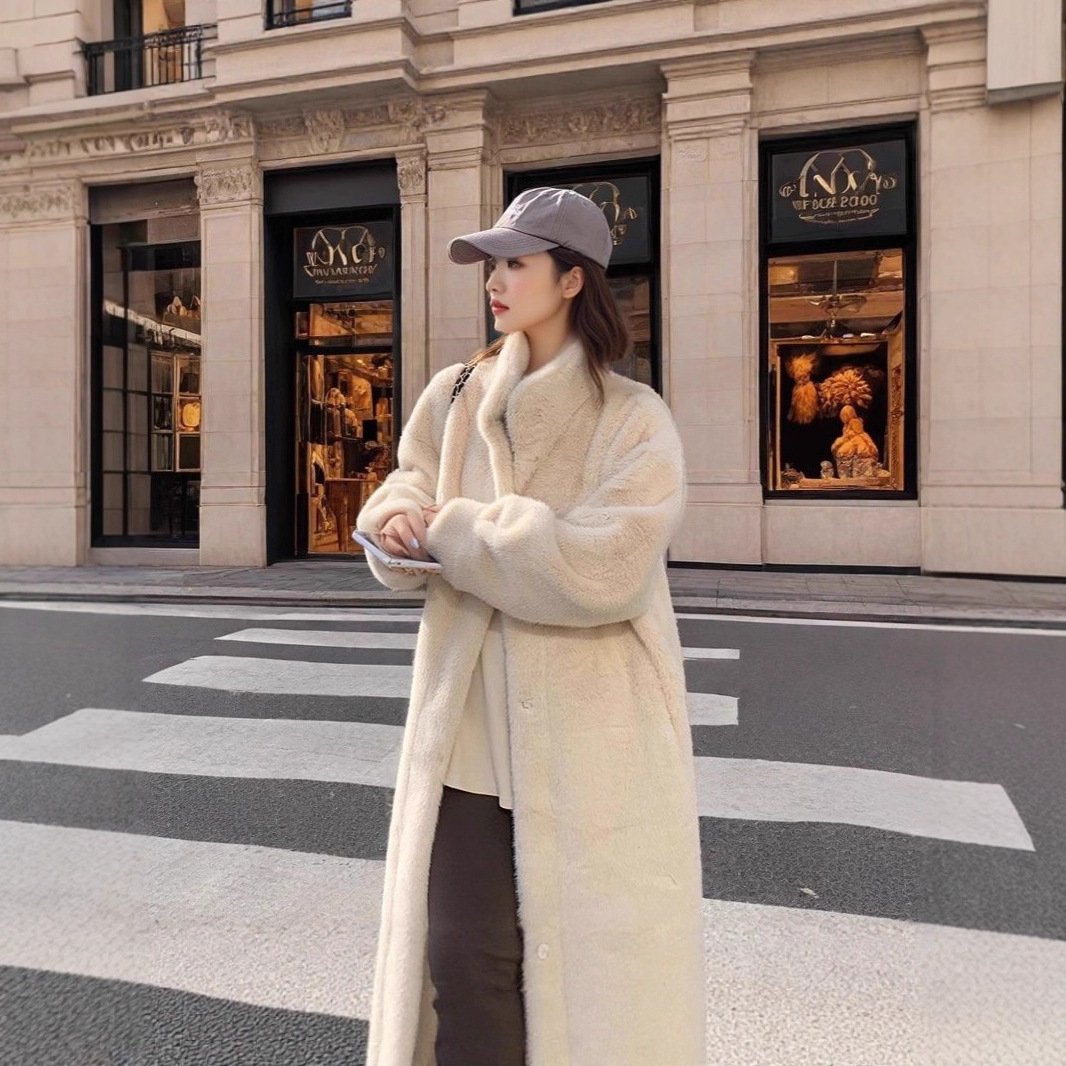 For the autumn and winter of 2025, there is a thick, long stand-up collar mink, mink fur and fur integrated coat for women