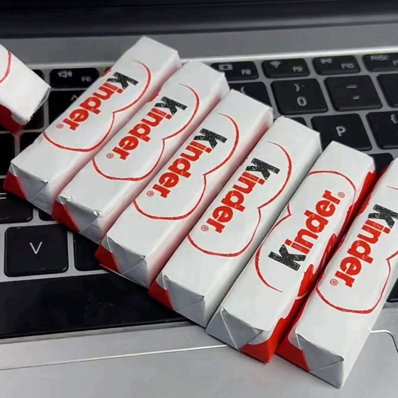 Wholesale of Italian imported kinder milk chocolate T4, a popular gift for children's candies and snacks details Picture