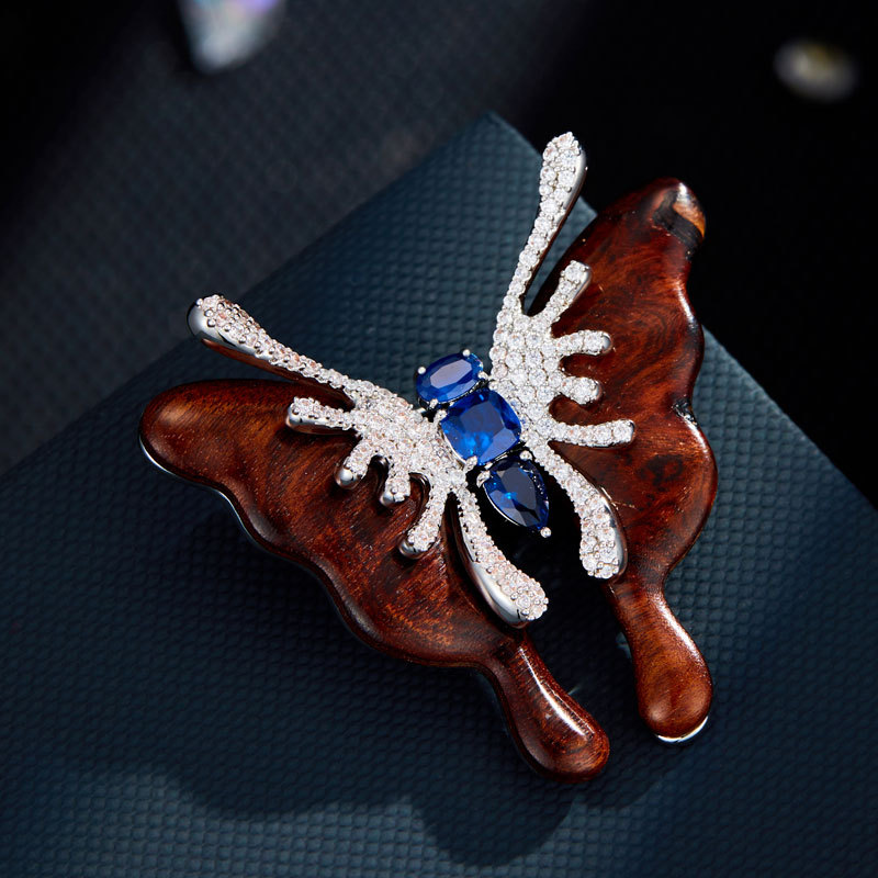 原创设计复古高级感木质蝴蝶胸针铜合金镶锆石高级感小众衣饰别针