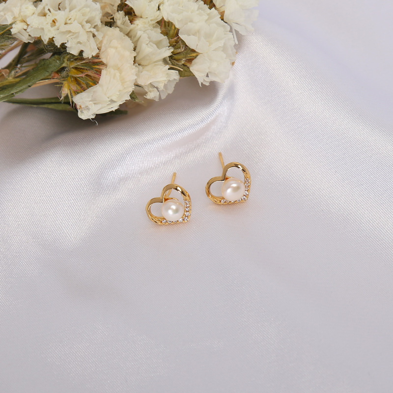 Pearl heart-shaped stud earrings, a niche and high-end style earring, retro and versatile fashion earrings, heart-shaped light luxury flower batch details Picture