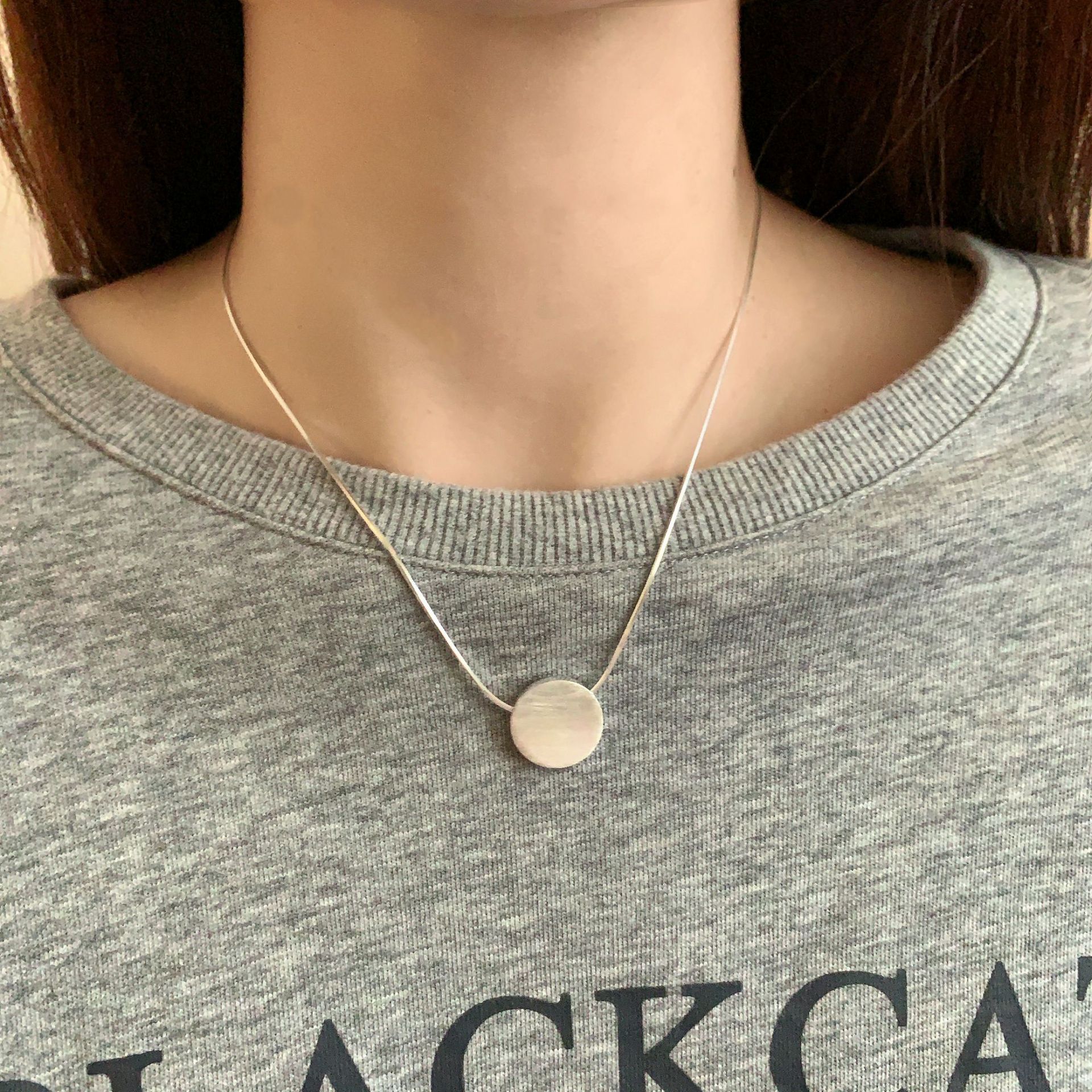 s925 sterling silver 12.6 brushed round piece necklace for women, light luxury, ins, niche design sense collarbone chain, simple and versatile, cold style
