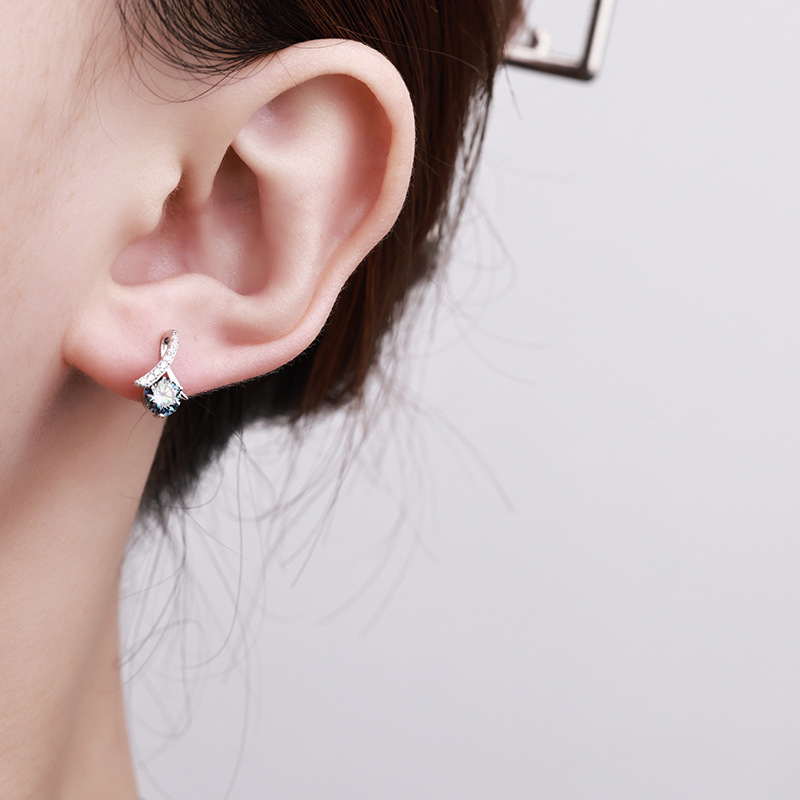 Zhuoheng Select s925 Pure Silver Moissanite Earrings for Women with a high-end feel, new style ear studs, a bestseller in 2026, featuring a light luxury and high-end feel Application Scenario