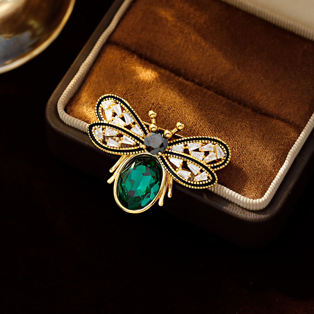 Hyacinth cute bee brooch, high-end women's exquisite brooch, Chinese-style coat suit accessory, design sense, anti-glare pin buckle Application Scenario