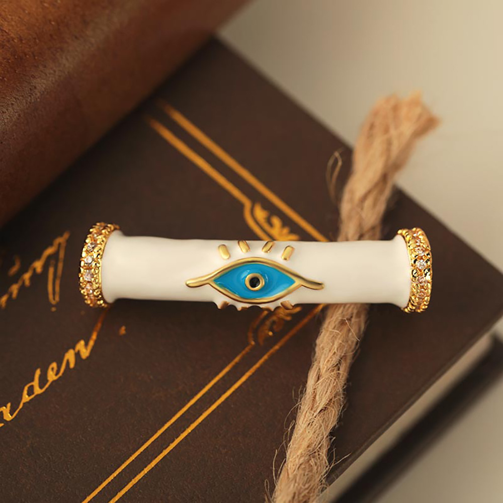 A new 18k gold-plated oil-dripping jewelry accessory DIY necklace with a European and American style for women. Wholesale of pendants Application Scenario