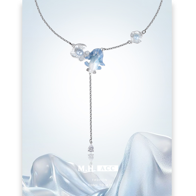 Seaside vacation style goldfish pendant necklace accessory, women's fashion, exquisite and elegant, original design sense, long collarbone chain